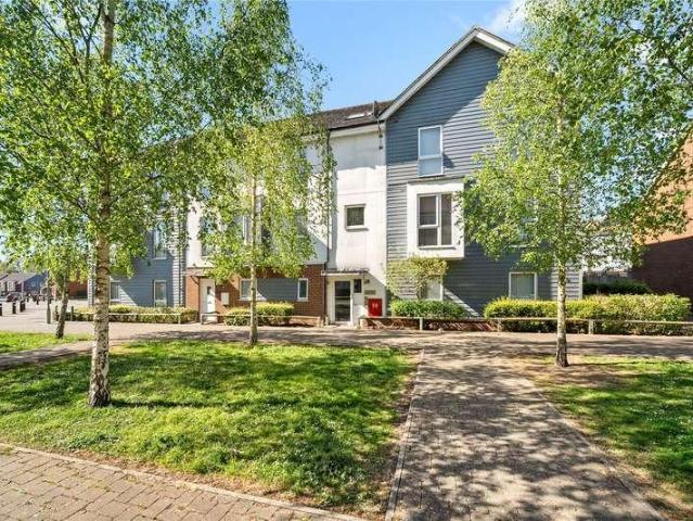 Flat for sale in Row Town, Surrey