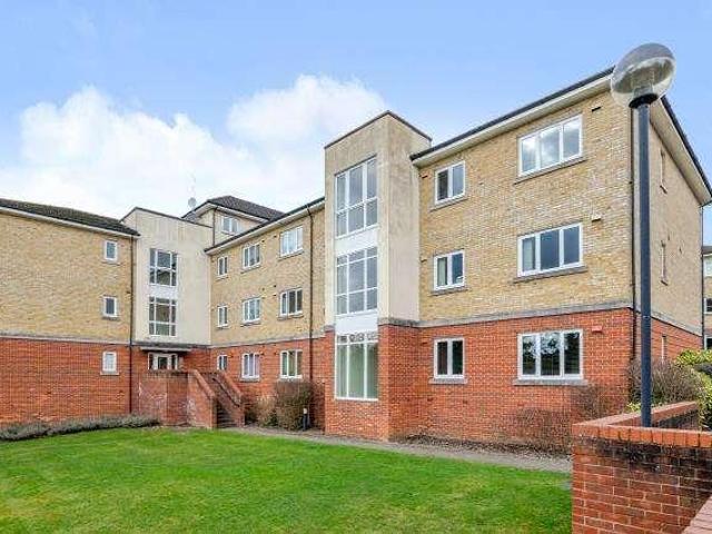 Flat for sale in Totteridge, Buckinghamshire
