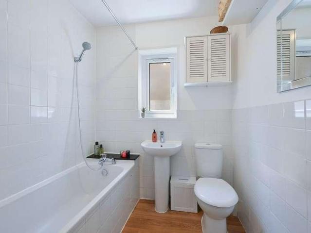 Flat for sale in Ewell, Surrey