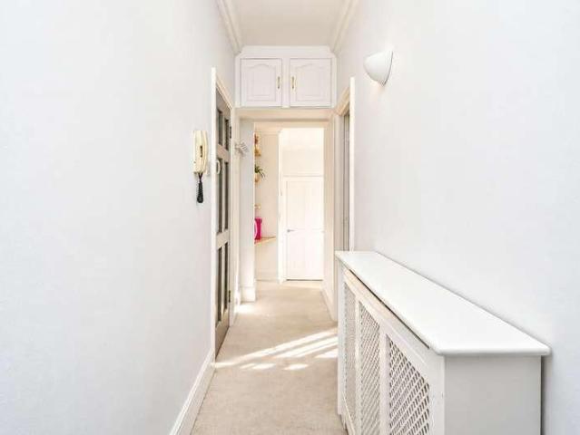 Flat for sale in Childs Hill, Greater London