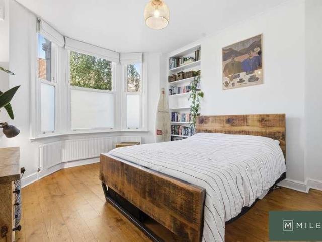 Flat for sale in Brondesbury, Greater London