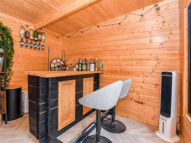 Flat for sale in Red Hill, Surrey