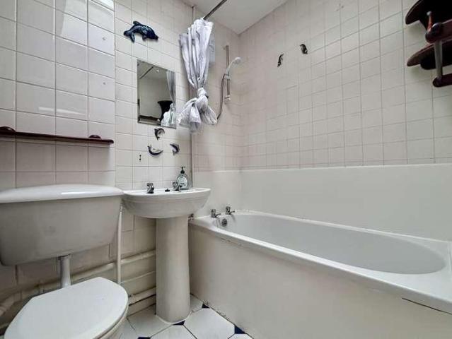 Flat for sale in Wick, Clapham