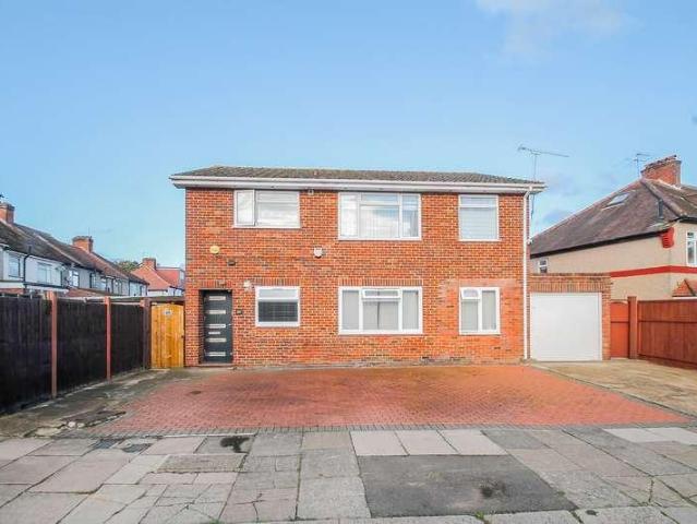 Flat for sale in London Borough of Ealing, Greenford