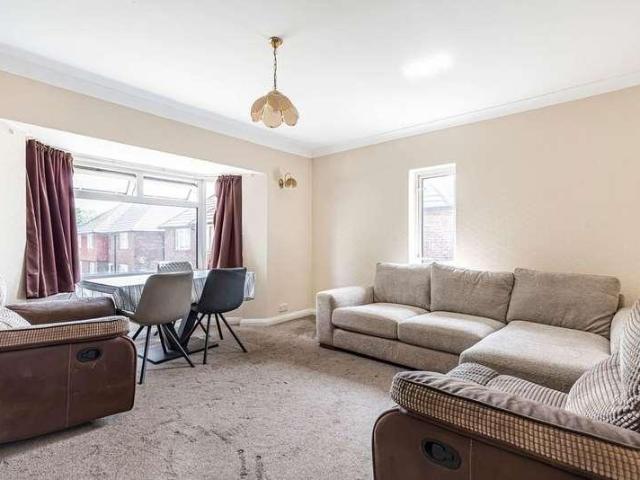 Flat for sale in Staines, Surrey