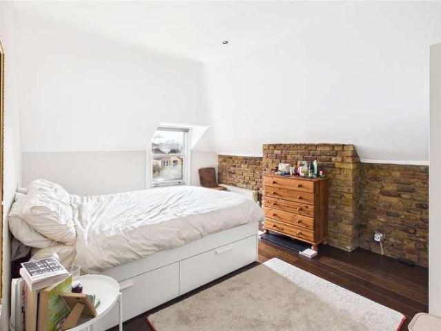 Flat for sale in Streatham, Greater London
