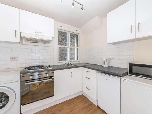 Flat for sale in London Borough of Lewisham, Forest Hill