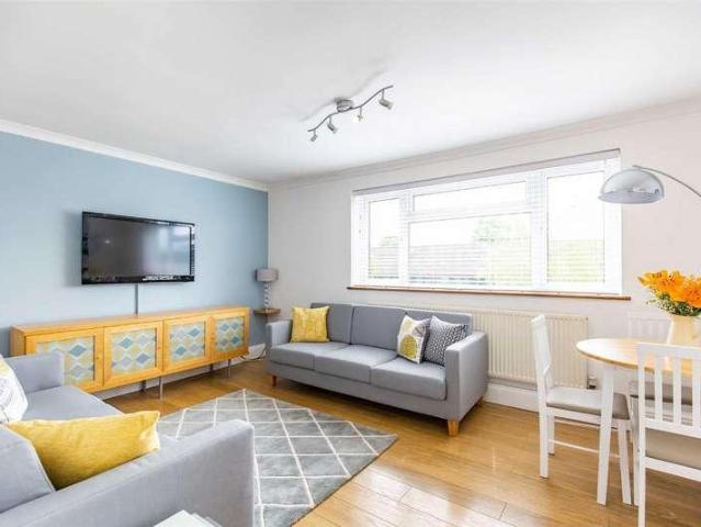 Flat for sale in Oxted, Hillview