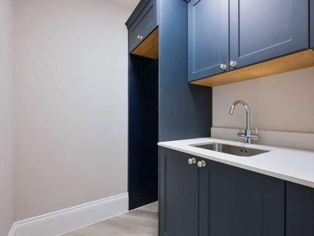 Flat for sale in Hillview, Surrey