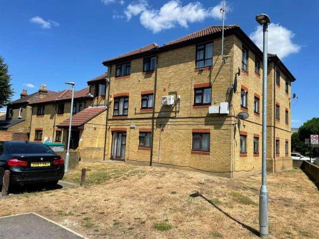 Flat for sale in London Borough of Hounslow, Greater London