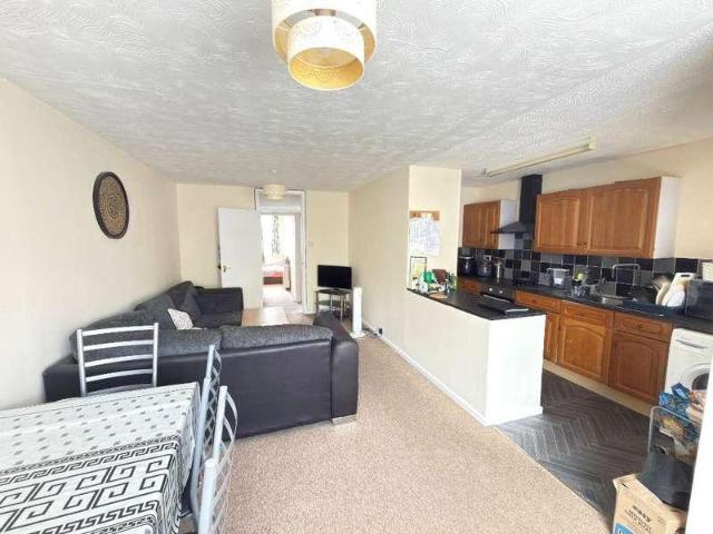 Flat for sale in Spring Park, Luton