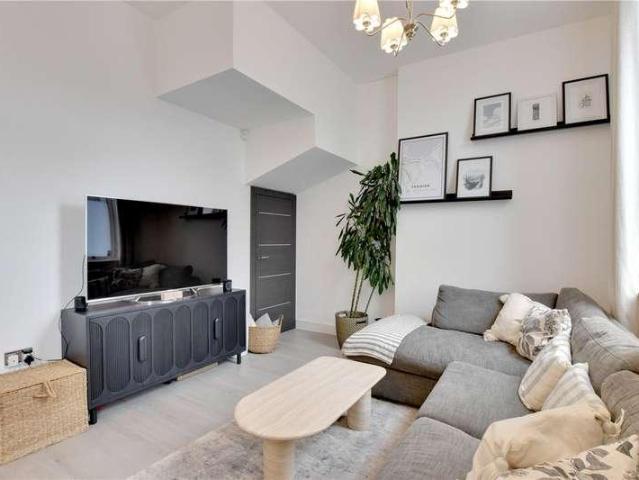 Flat for sale in East Greenwich, Greater London
