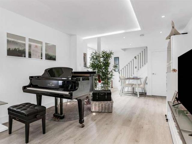 Flat for sale in Kings Hill, Colliers End