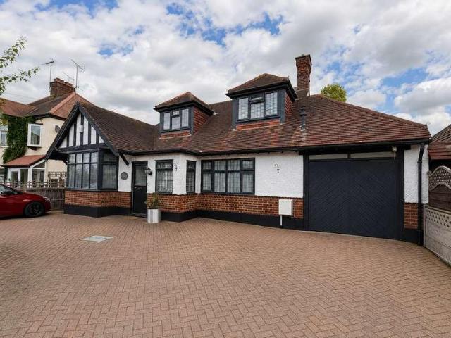 Flat for sale in Alton Barnes, Essex