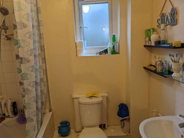 Flat for sale in London Borough of Ealing, Greater London