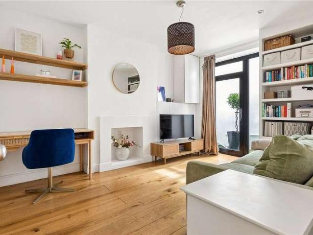 Flat for sale in Finsbury Park, Greater London