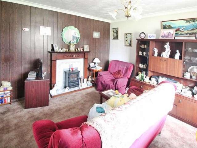 Flat for sale in Rothwell Haigh, Leeds