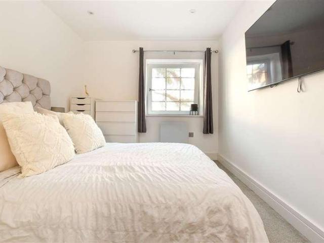 Flat for sale in Meath Green, Reigate and Banstead