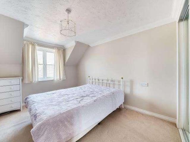 Flat for sale in West End, Heol-las