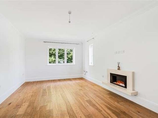 Flat for sale in Hatching Green, Five Acres