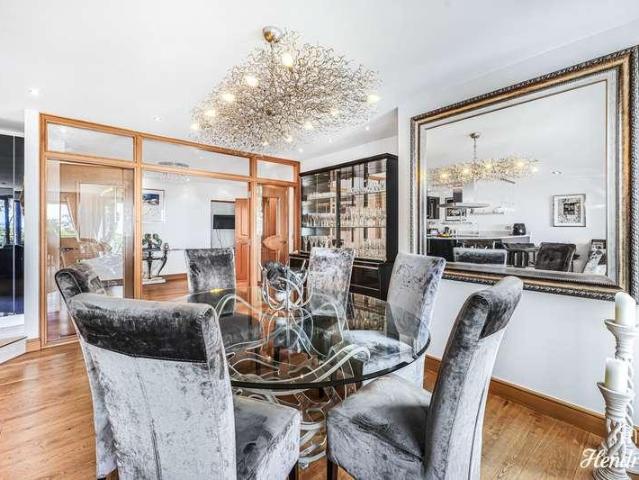 Flat for sale in Alton Barnes, Essex