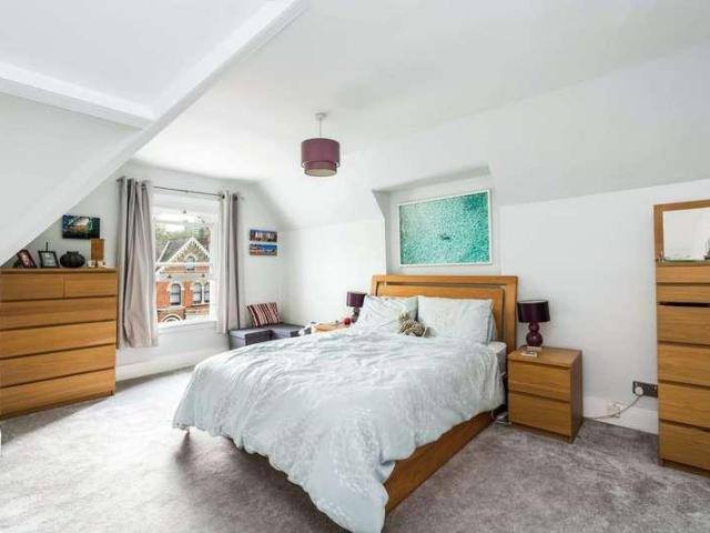 Flat for sale in Nunhead, Greater London