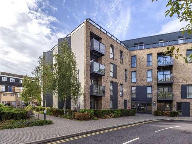 Flat for sale in Row Town, Surrey