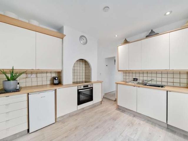 Flat for sale in Earlsfield, Greater London