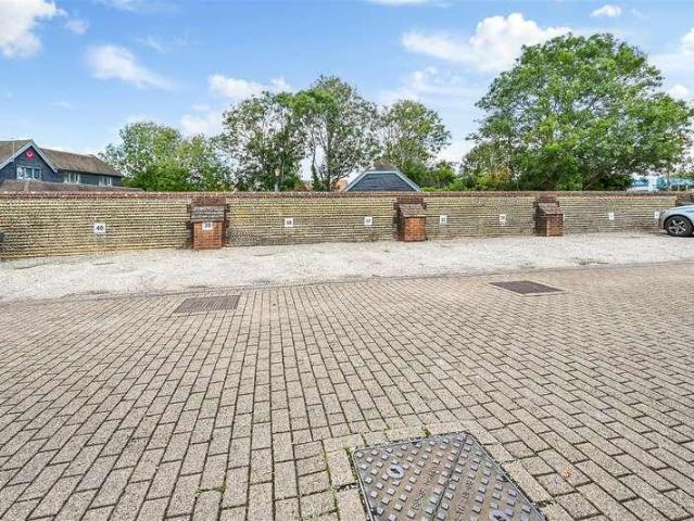 Flat for sale in Aldingbourne, Clapham