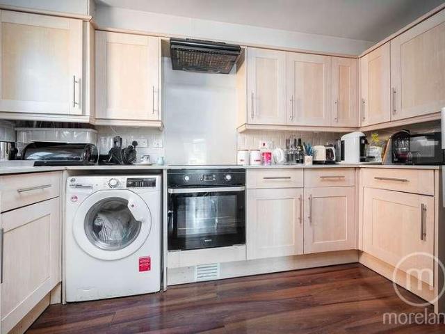 Flat for sale in Golders Green, Greater London