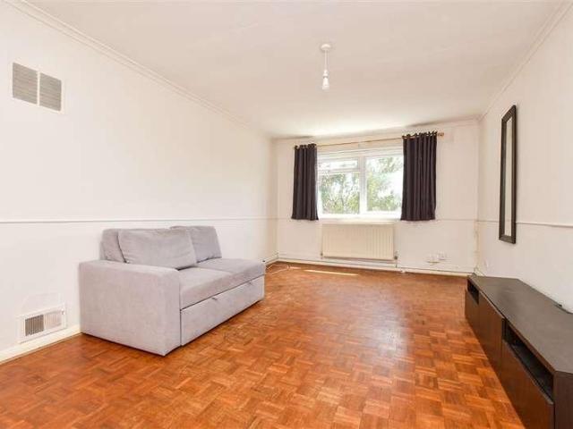 Flat for sale in Carshalton Beeches, Greater London