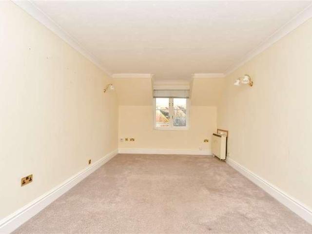 Flat for sale in Oad Street, Kent