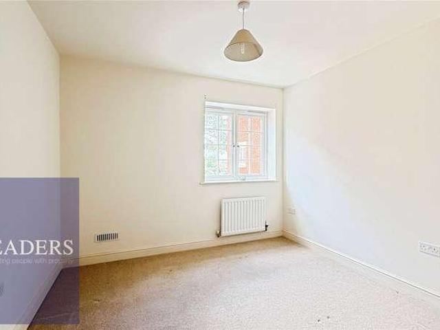 Flat for sale in Chipping Hill, Essex
