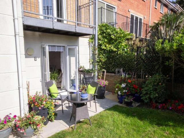 Flat for sale in East Cowes, Isle Of Wight