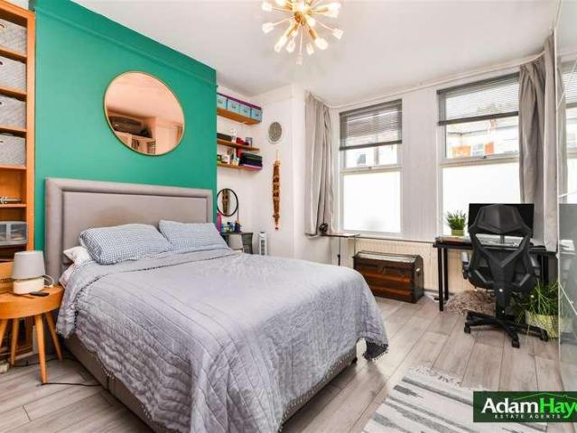 Flat for sale in North Finchley, Greater London