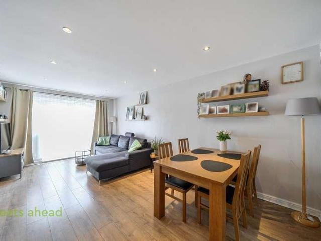 Flat for sale in London Borough of Croydon, Addiscombe