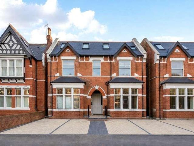 Flat for sale in London Borough of Ealing, Greater London