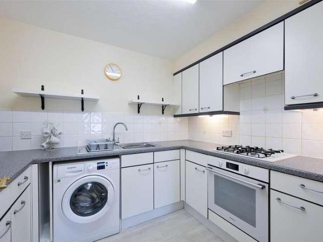 Flat for sale in Worcester Park, Greater London