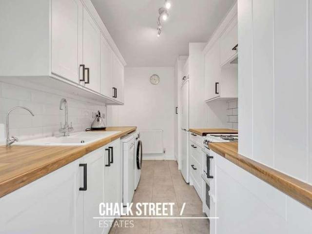 Flat for sale in Hornchurch, Greater London