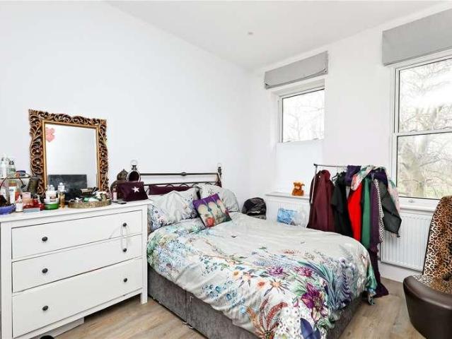Flat for sale in London Borough of Ealing, Greater London