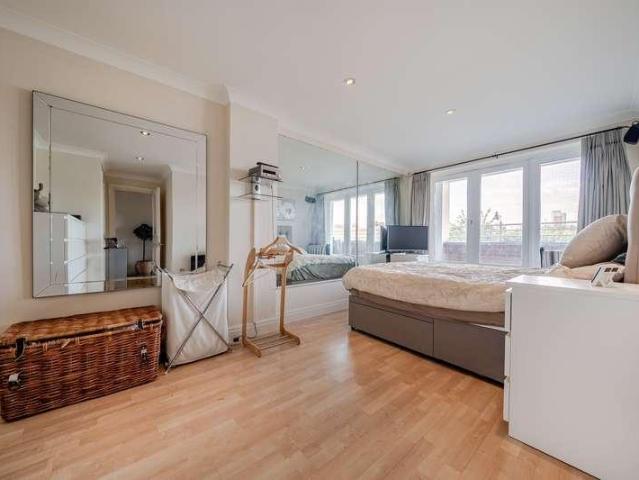 Flat for sale in Rotherhithe, Greater London