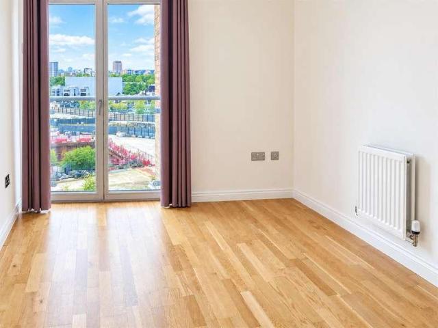 Flat for sale in Nine Elms, Greater London