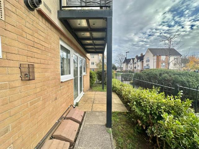 Flat for sale in Hayes, Greater London