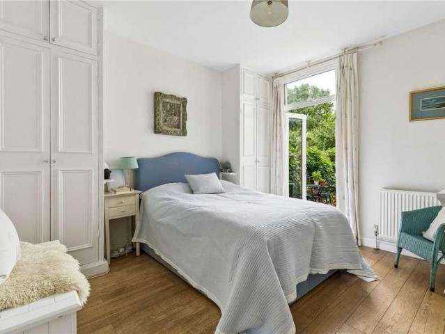 Flat for sale in Furzedown, Greater London