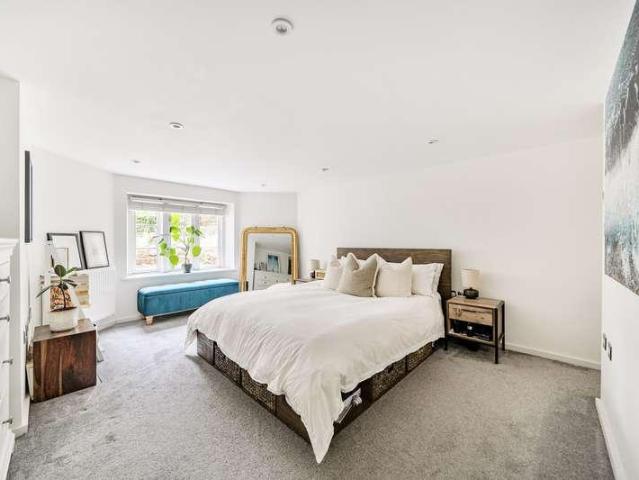 Flat for sale in Surbiton, Greater London