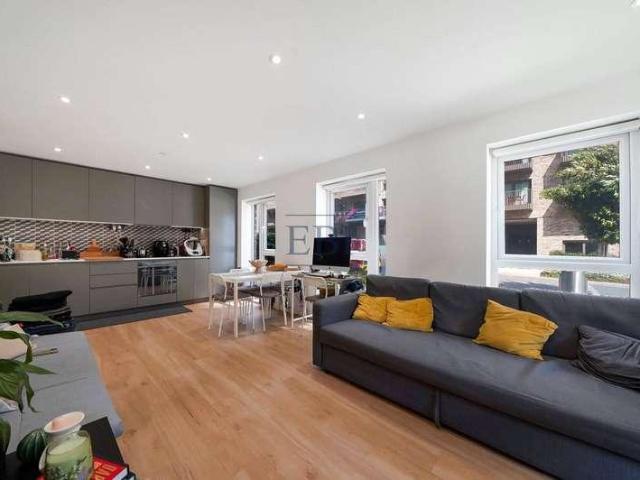 Flat for sale in Colindale, Greater London