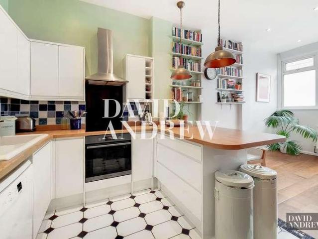 Flat for sale in Stroud Green, Greater London