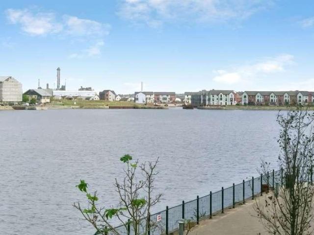 Flat for sale in Barry Island, Barry