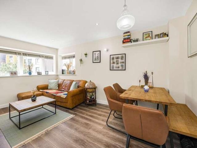 Flat for sale in London Borough of Hackney, Greater London