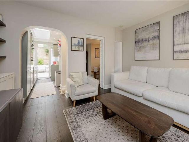 Flat for sale in Shepherd's Bush, Greater London